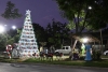 Se encendió el árbol ícono realizado con material reciclado en el barrio Alto Comedero