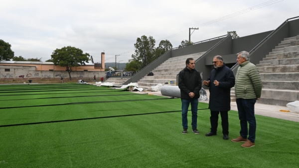 El intendente Jorge recorri&oacute; la obra de la cancha de hockey en Parque Alberdi y destac&oacute; el avance del proyecto