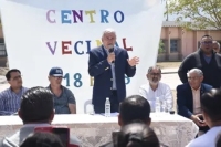 Morales entreg&oacute; decretos de adjudicaci&oacute;n y un m&oacute;vil policial en Alto Comedero