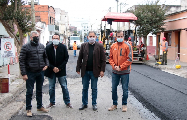 Continua pavimentaci&oacute;n de calles en la ciudad
