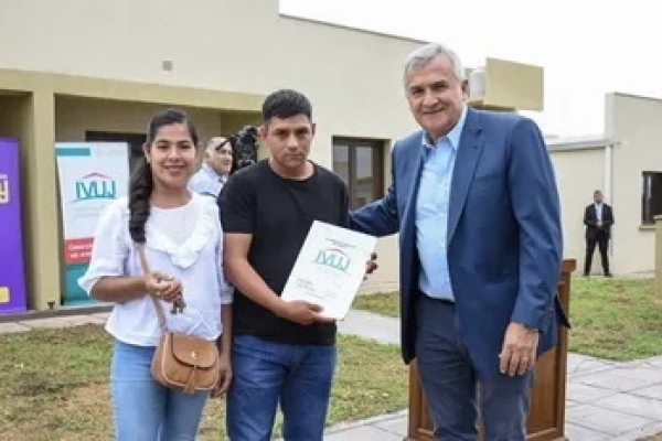 Gerardo Morales entreg&oacute; 50 viviendas para familias de Caimancito