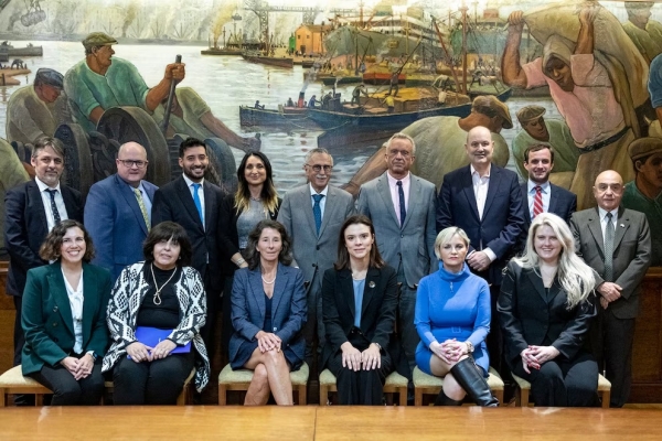 Lugones anunci&oacute; medidas junto al secretario de Salud de Trump: motosierra y desregulaciones en medicamentos