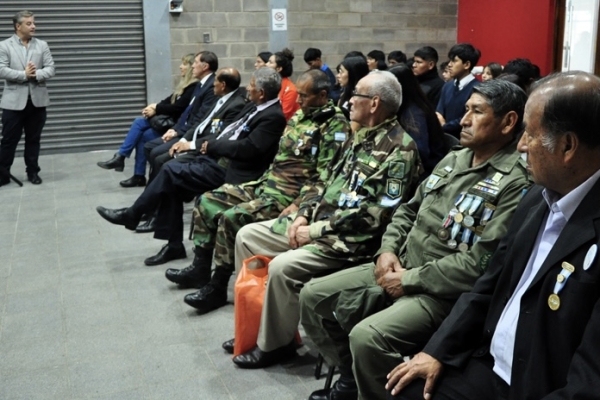Alumnos de la Esc. Marina Vilte presenciaron una obra de teatro sobre la guerra de Malvinas