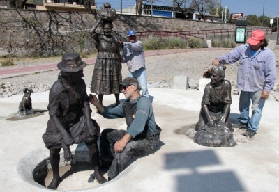 TRABAJOS DE RESTAURACI&Oacute;N DE LAS ESCULTURAS QUE HOMENAJEAN A LAS LAVANDERAS