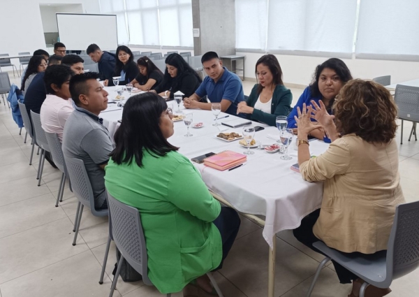 Mesa educativa con autoridades municipales del interior