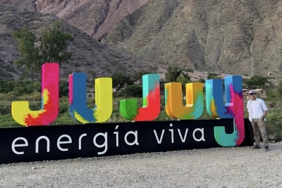 Artista plástico intervino cartel de Jujuy Energía Viva en Purmamarca
