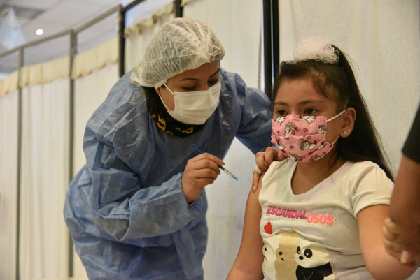 Inician vacunaci&oacute;n a menores de 3 a 11 a&ntilde;os sin factores de riesgo