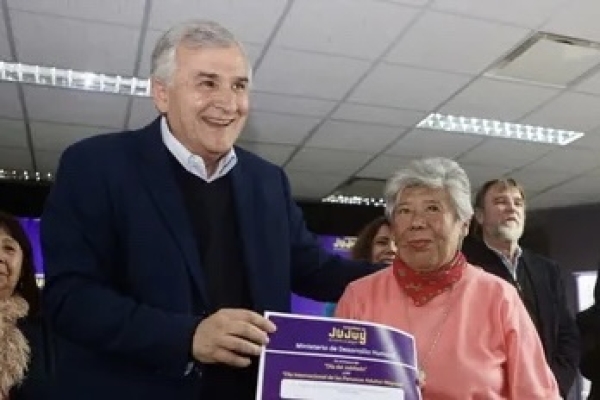 Gerardo Morales entregó subsidios a más de 50 centros de jubilados