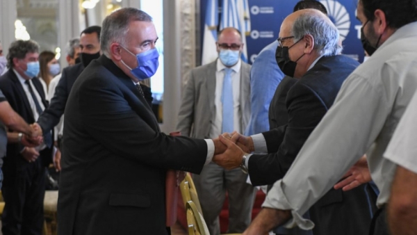 Tucum&aacute;n impone el pase sanitario para eventos masivos, restaurantes y cines