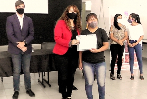 Emprendedores de El Carmen recibieron microcr&eacute;ditos