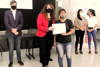 Emprendedores de El Carmen recibieron microcr&eacute;ditos