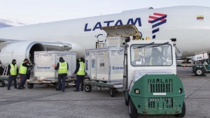 Lleg&oacute; un vuelo con m&aacute;s de 800 mil dosis de AstraZeneca