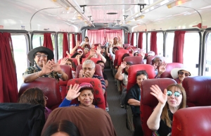 Adultos Mayores de la Colonia de Vacaciones disfrutaron de un viaje en el Tren Solar