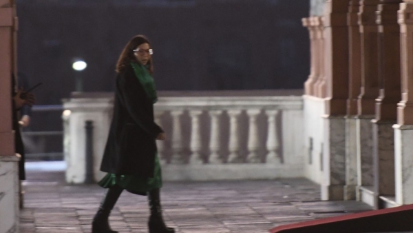 El blue rompi&oacute; la barrera de los 300 pesos y refuerza la presi&oacute;n sobre Batakis