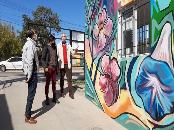 El artista Jos&eacute; Condori pinto nuevo mural en el Concejo
