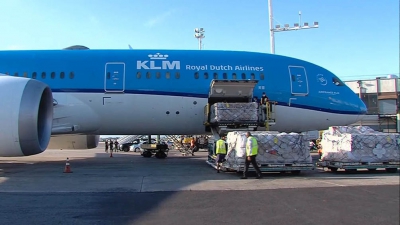 Llegaron a Argentina las 218.000 dosis de AstraZeneca del Fondo Global Covax