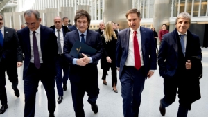 Maniobra de Milei para aprobar por decreto el acuerdo con el FMI