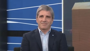 Caputo descart&oacute; una dolarizaci&oacute;n y asegur&oacute; que EEUU &ldquo;est&aacute; dispuesto a seguir comprando pesos&rdquo;