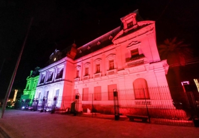 Casa de Gobierno iluminada por los colores de la Bandera de M&eacute;xico