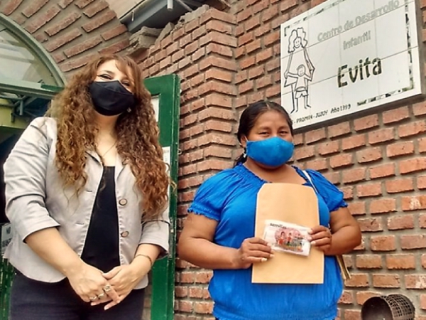 Entrega de semillas a emprendedores agr&iacute;colas