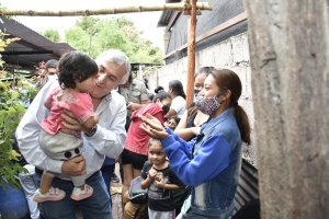 El gobernador visit&oacute; instituciones dedicadas a la contenci&oacute;n infantil
