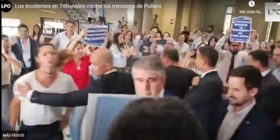 Los ministros de Pullaro casi terminan a las pi&ntilde;as con empleados judiciales