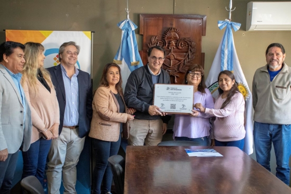 Paseo de los Artesanos recibieron una placa por su 25&ordm; Aniversario