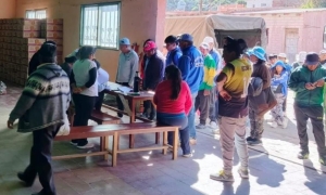 Brinda apoyo a bandas de sikuris que peregrinan a Punta Corral