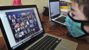 Reinician el segundo semestre escolar con clases virtuales