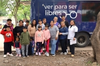 Ni&ntilde;os juje&ntilde;os recuperan capacidad visual al recibir anteojos gratuitos