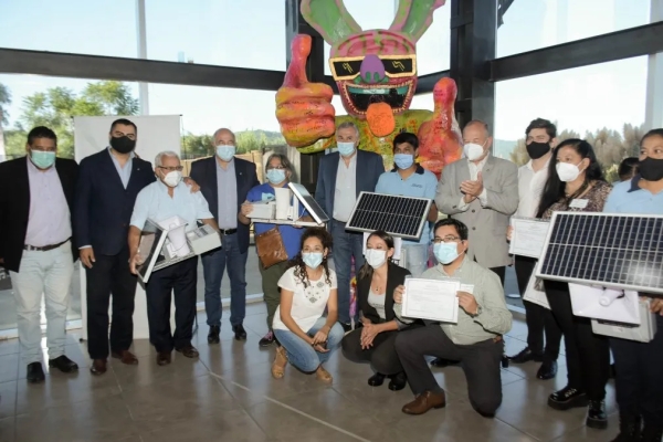 Morales entreg&oacute; alarmas comunitarias a vecinalistas