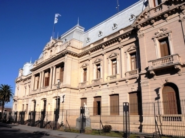 En Jujuy funcionarios y empleados p&uacute;blicos no podr&aacute;n superar los $100 mil pesos de salario