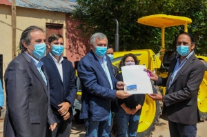 Morales entreg&oacute; en Tres Cruces maquinaria para la producci&oacute;n agr&iacute;cola