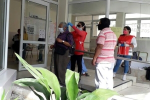 Vecinos solidarios confeccionan barbijos