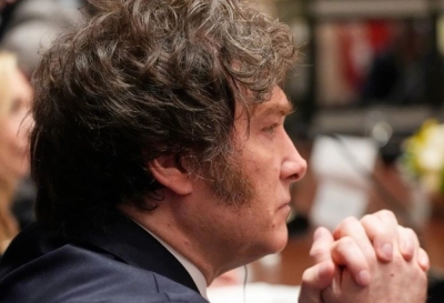 Furioso por la revelaci&oacute;n del contrato con Libra, Milei amenaza con el cierre de Clar&iacute;n