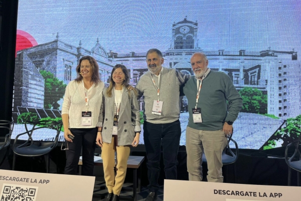 El intendente &ldquo;Chuli&rdquo; Jorge present&oacute; la experiencia del primer ascensor urbano en el Smart City