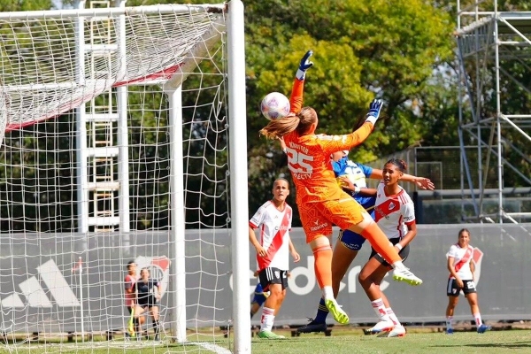 El golazo ol&iacute;mpico de Eliana St&aacute;bile en el River-Boca