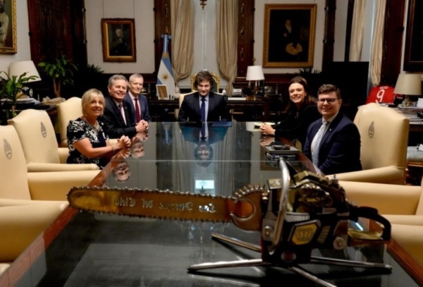 Denuncian a Milei ante el FBI y la SEC