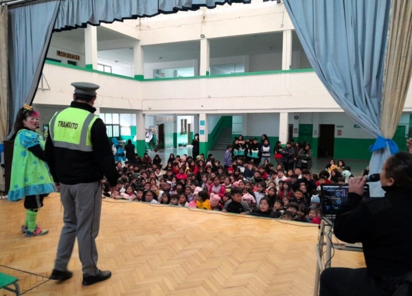 Grupo art&iacute;stico de Tr&aacute;nsito contin&uacute;a recorriendo escuelas
