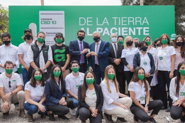 Hist&oacute;rico. Morales entreg&oacute; el primer lote de aceite de cannabis medicinal