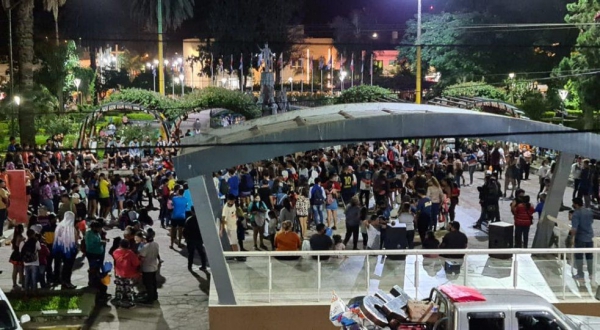 Estudiantes sin barbijos ni distancia social en Libertador