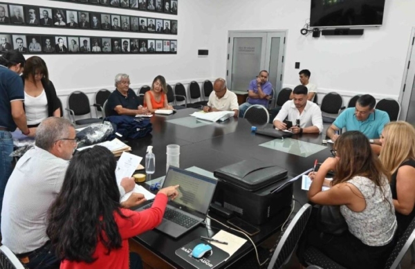 Apertura de sobres para la compra de indumentaria