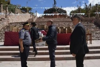 Entrega de computadoras para fortalecer el sistema de tr&aacute;mites policiales