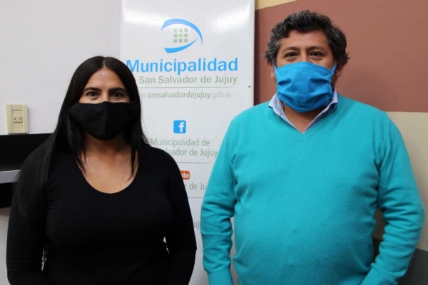 Voluntarios asisten a adultos mayores