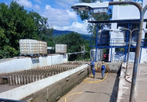 Agua Potable contin&uacute;a con el lavado del decantador, ya se sacaron dos metros y medio de barro