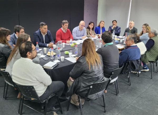 Gobierno acept&oacute; la contrapropuesta del 6% y garantiza elevar a $1 mill&oacute;n el salario inicial estatal