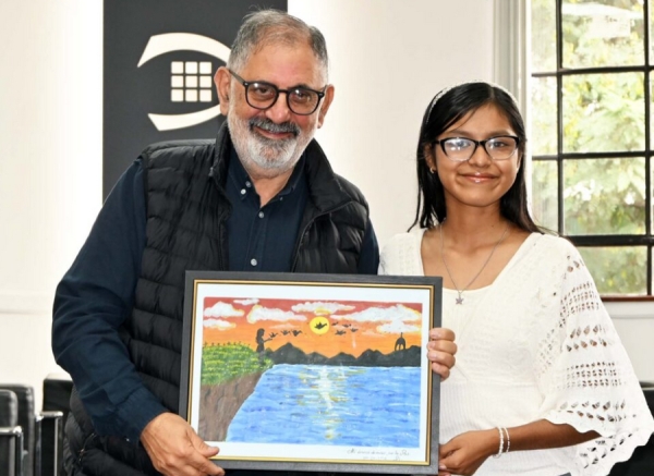 Entrega de certificado del concurso &ldquo;Ciudades en Paz&rdquo; a estudiante