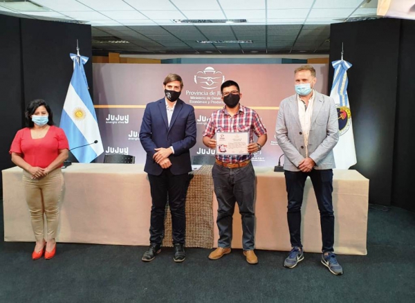 Primeros egresados de Escuela de Desarrollo Econ&oacute;mico