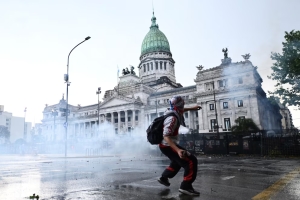 Graves incidentes en el Congreso: tras la fallida sesión, Gendarmería detuvo a 25 manifestantes y desalojó la plaza