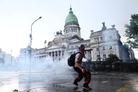 Graves incidentes en el Congreso: tras la fallida sesi&oacute;n, Gendarmer&iacute;a detuvo a 25 manifestantes y desaloj&oacute; la plaza
